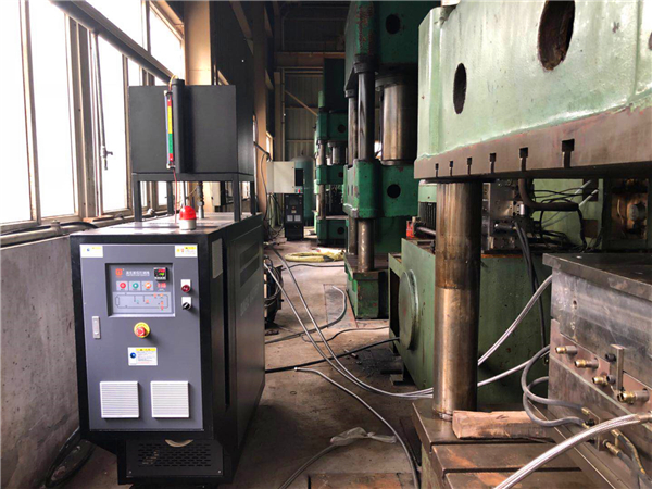 300度油溫機怎么配套在犁刀干燥機上？